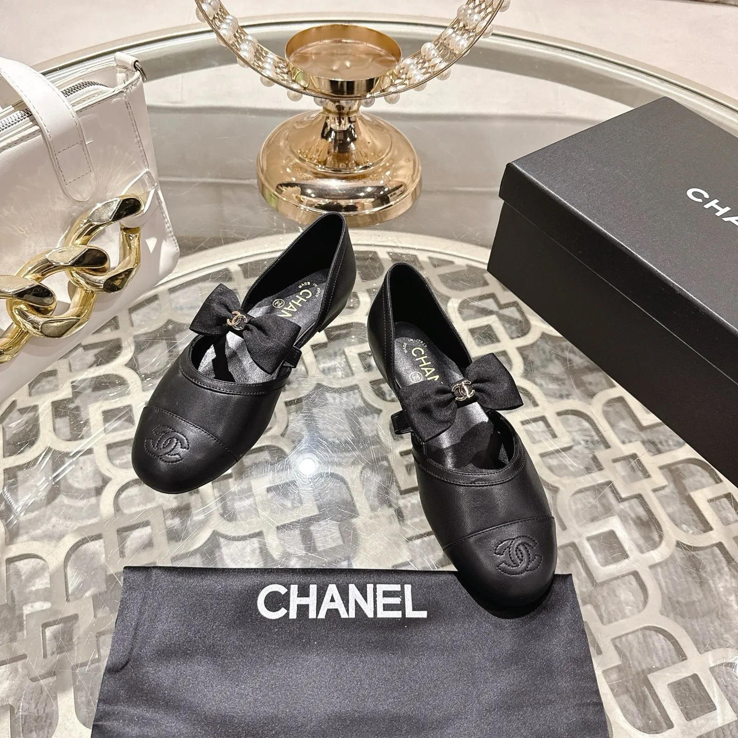 👟👟Ex-factory price 560👟👟 Leather surface [purchasing-grade quality] CHANEL Xiaoxiang 25/A new summer bow-tie shoes 💃 This pair of loafers is really breathtakingly beautiful! Made of cowhide fabric + imported mesh, every detail exudes a sense of high-end ~ classic bow design, Italian genuine leather sole, comfortable and classy on the feet, a perfect must-have for fairies!  🌟 All counters are from the same source! All materials are customized according to the original 1:1, and are developed and patterned from genuine products. The quality is absolutely assured ~ a classic that must be bought every year, a versatile artifact that looks great whether paired with skirts or jeans!  💖 The perfect finishing touch for summer outfits, sisters, just do it! 👉 Fabric: Imported sheepskin Lining: Imported sheepskin Outsole: Private molded outsole Code number: 35-40 (41 customized, non-returnable) Leather surface